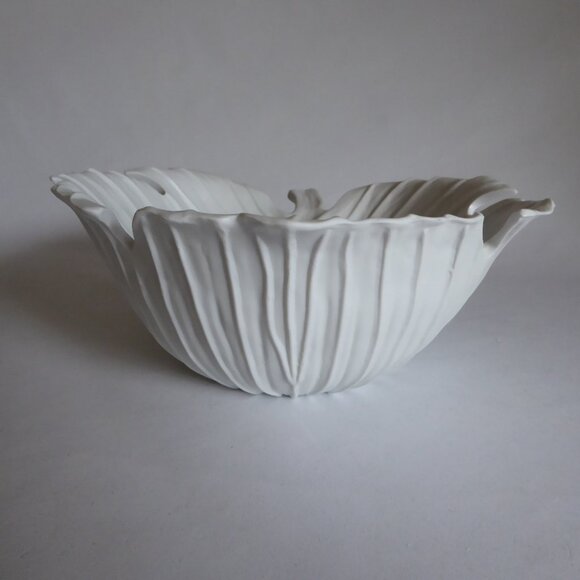 NEW LARGE 12” WHITE PORCELAIN DECORATIVE LEAF SHAPED BOWL SCULPTURE WITH STEM - Picture 8 of 12